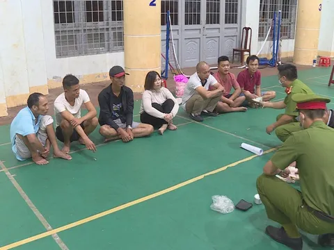 Bắt quả tang chủ quán cà phê cùng nhóm đối tượng xóc vỏ hạt dưa thắng thua bằng tiền